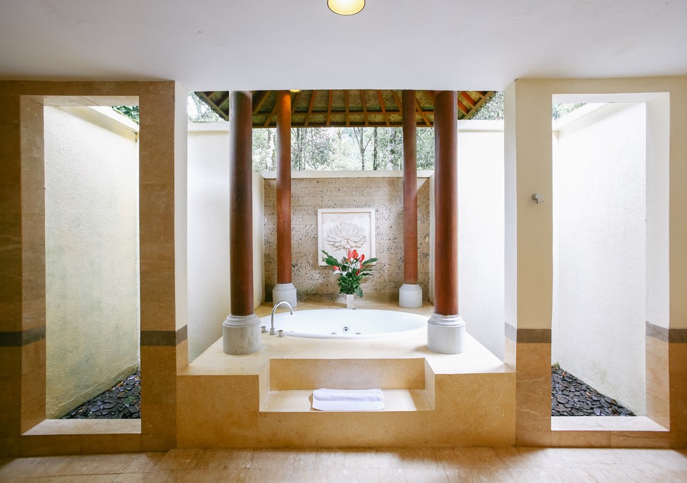 Idéer för ett exotiskt en-suite badrum, med en jacuzzi, en öppen dusch, beige väggar, beiget golv och dusch med skjutdörr