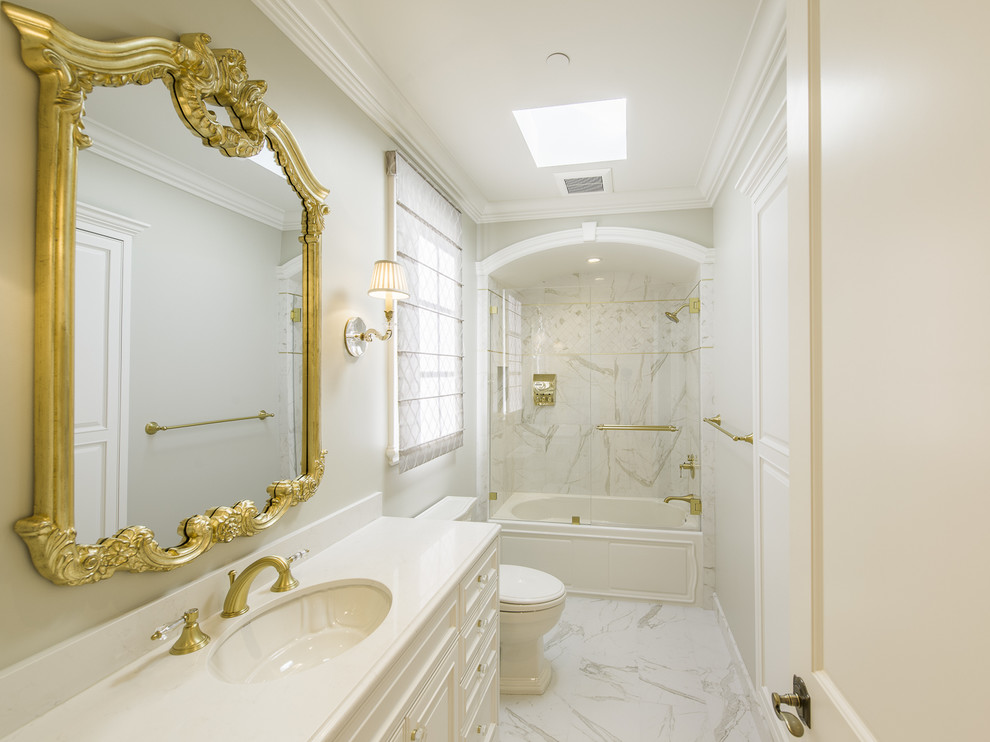 Mittelgroßes Klassisches Badezimmer mit Schrankfronten mit vertiefter Füllung, weißen Schränken, Badewanne in Nische, Duschbadewanne und Porzellanfliesen in San Francisco