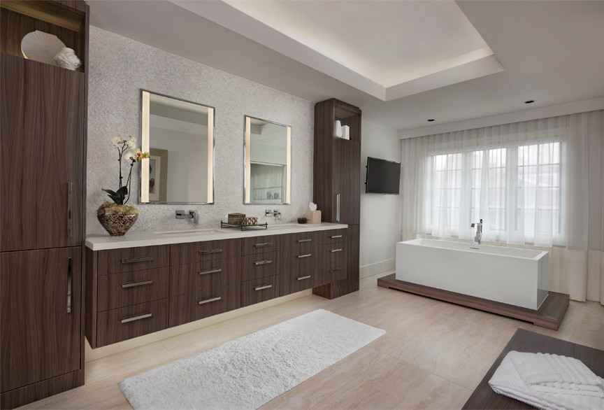 Bild på ett stort vintage en-suite badrum, med släta luckor, bruna skåp, ett fristående badkar, vit kakel, mosaik, vita väggar, travertin golv, ett undermonterad handfat, bänkskiva i kvarts och beiget golv