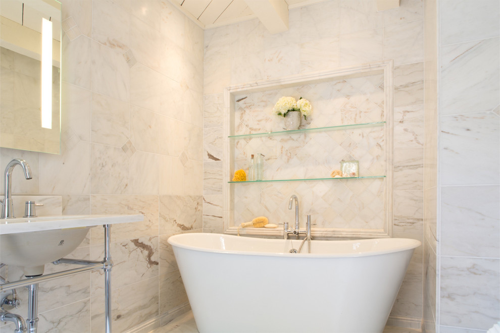 Идея дизайна: главная ванная комната среднего размера в стиле фьюжн с консольной раковиной, белыми фасадами, мраморной столешницей, отдельно стоящей ванной, желтой плиткой, каменной плиткой, белыми стенами и мраморным полом