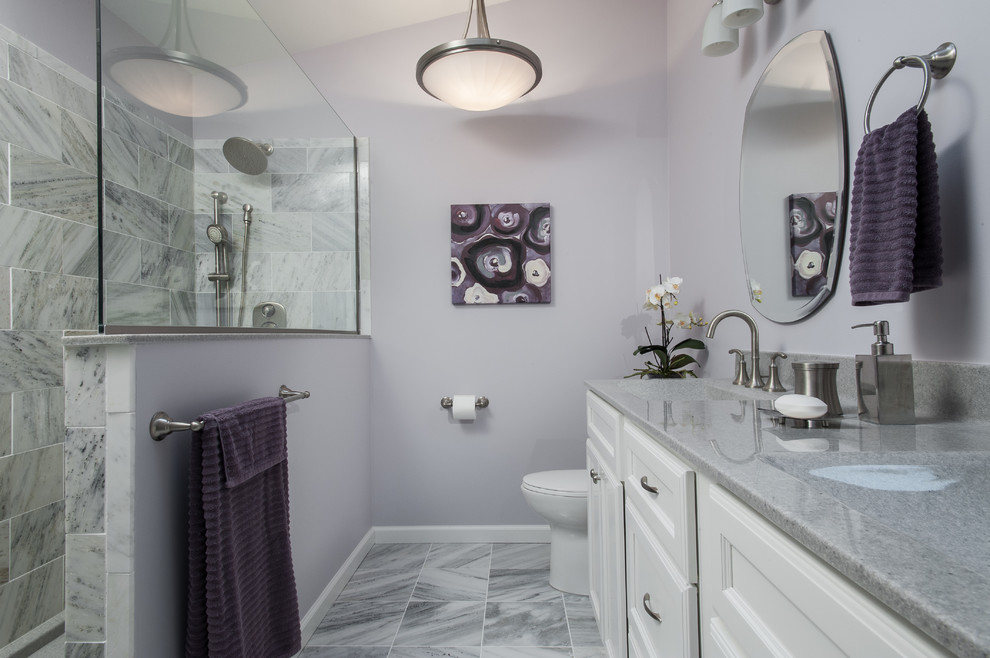 Aménagement d'une salle de bain contemporaine avec des portes de placard blanches, une douche ouverte, un plan de toilette en quartz modifié, un carrelage gris, un carrelage de pierre, un mur violet, un placard avec porte à panneau encastré et un sol en ardoise.