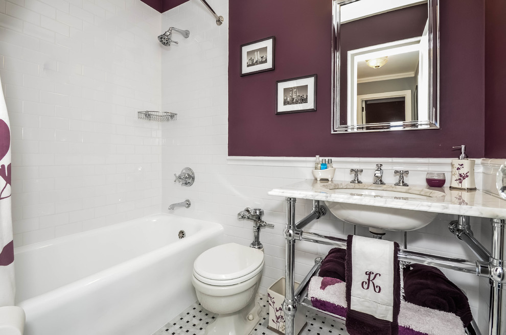На фото: ванная комната среднего размера в классическом стиле с врезной раковиной, мраморной столешницей, ванной в нише, унитазом-моноблоком, белой плиткой, фиолетовыми стенами и мраморным полом