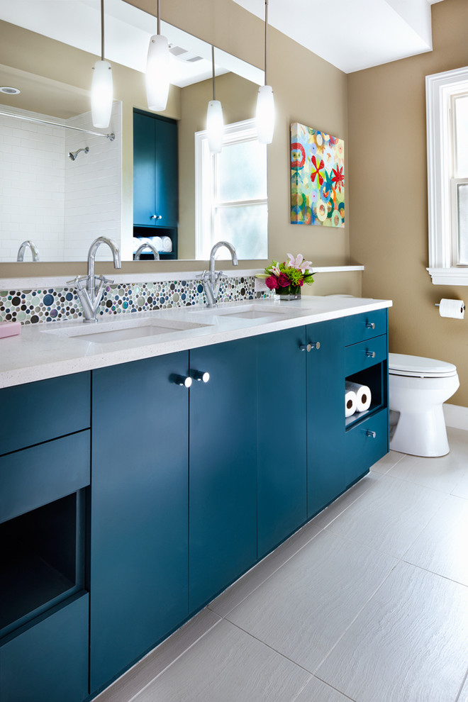 Modernes Duschbad mit Mosaikfliesen, blauen Schränken, Unterbauwaschbecken, flächenbündigen Schrankfronten, Quarzwerkstein-Waschtisch, farbigen Fliesen und beiger Wandfarbe in Austin