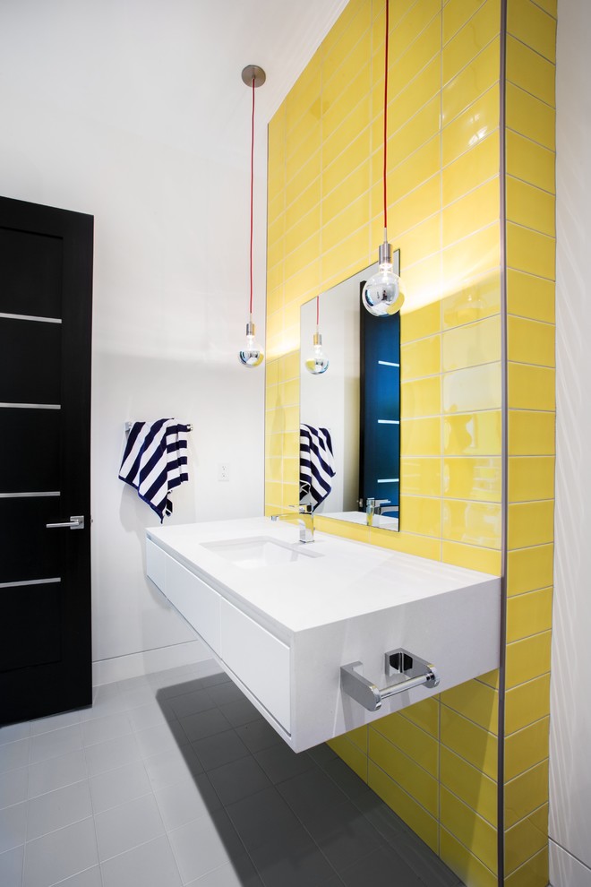 Esempio di una stanza da bagno design con ante lisce, ante bianche, piastrelle gialle, pareti bianche, lavabo sottopiano e pavimento grigio