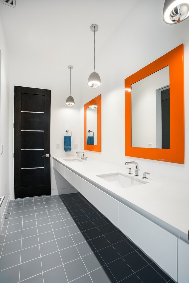 Идея дизайна: ванная комната в современном стиле с плоскими фасадами, белыми фасадами, белыми стенами, врезной раковиной и серым полом