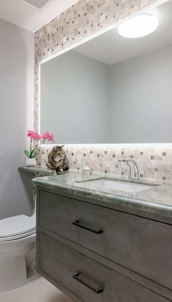 Foto på ett litet funkis grön badrum, med släta luckor, grå skåp, flerfärgad kakel, mosaik, grå väggar, klinkergolv i porslin, ett undermonterad handfat, bänkskiva i kvarts och beiget golv