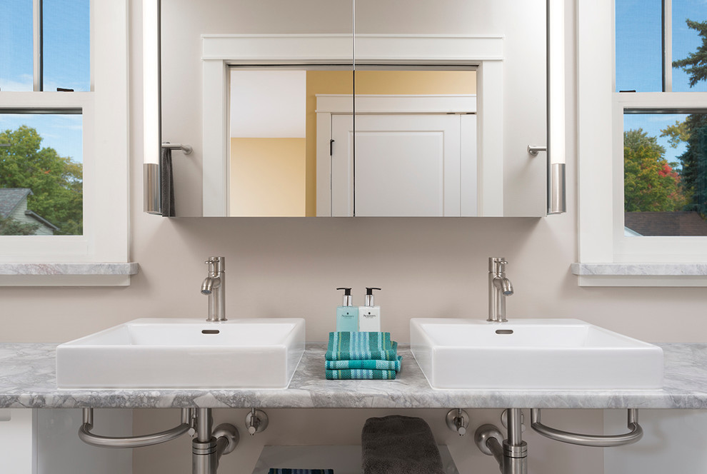 Amerikansk inredning av ett mellanstort en-suite badrum, med luckor med glaspanel, granitbänkskiva, beige väggar, en dusch i en alkov, ett nedsänkt handfat och dusch med gångjärnsdörr