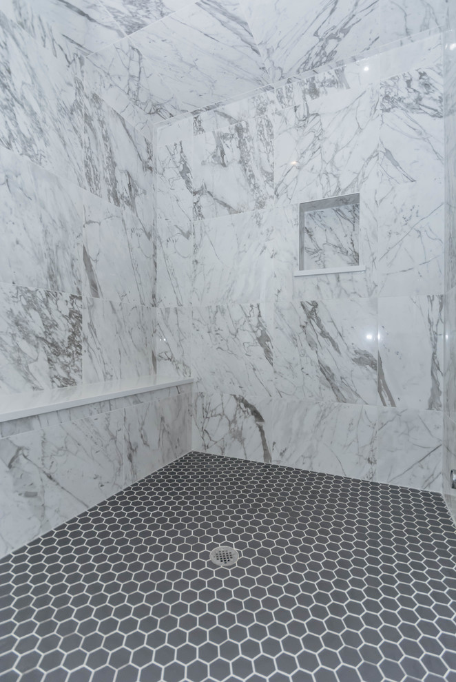 Exempel på ett stort modernt vit vitt en-suite badrum, med en dusch i en alkov, svart och vit kakel, porslinskakel, flerfärgade väggar, klinkergolv i porslin, grått golv och dusch med gångjärnsdörr