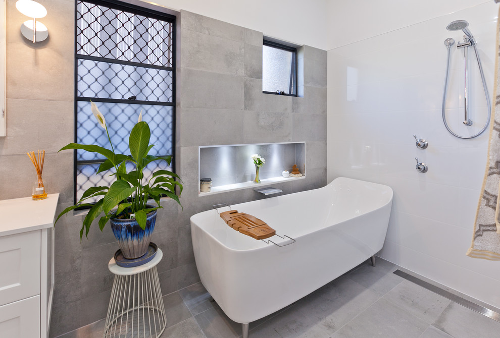 Idéer för ett modernt badrum, med skåp i shakerstil, vita skåp, ett fristående badkar, en öppen dusch, grå kakel, vit kakel, vita väggar och med dusch som är öppen