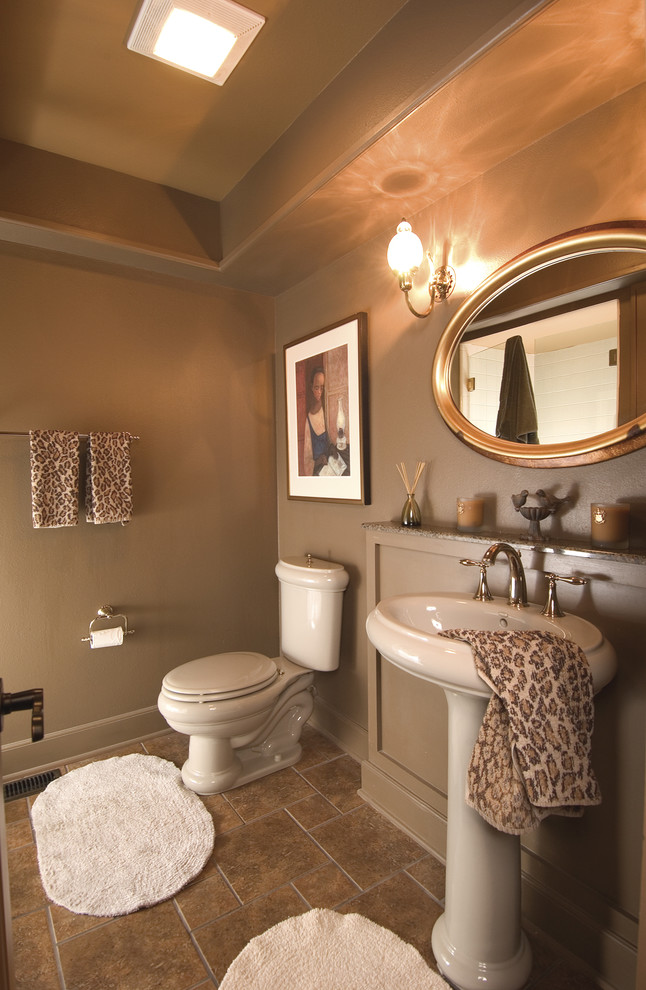 На фото: ванная комната среднего размера в стиле неоклассика (современная классика) с раковиной с пьедесталом, раздельным унитазом, разноцветной плиткой, керамогранитной плиткой, коричневыми стенами, полом из керамогранита и душевой кабиной