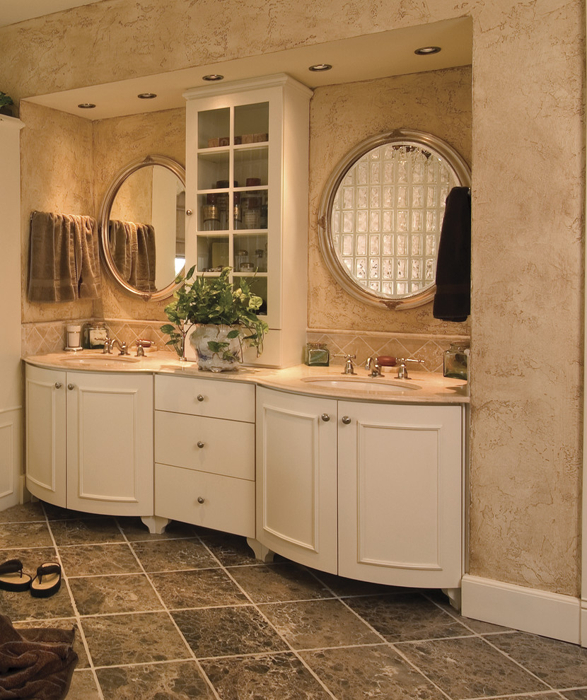 Inspiration pour une grande salle de bain principale traditionnelle avec un lavabo encastré, un placard à porte plane, des portes de placard blanches, un plan de toilette en granite, un carrelage beige, des carreaux de céramique, un mur beige et un sol en marbre.