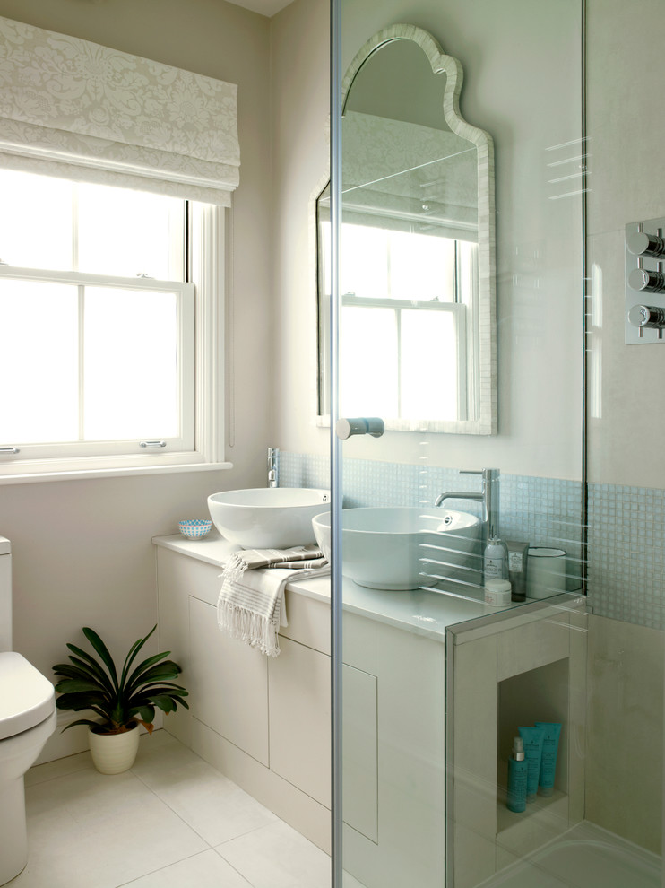 Imagen de cuarto de baño actual con lavabo sobreencimera, baldosas y/o azulejos en mosaico, suelo beige y encimeras blancas
