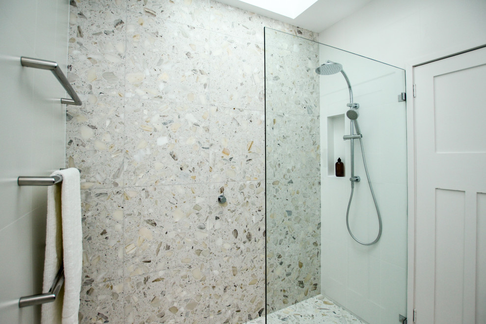 На фото: главная ванная комната среднего размера в современном стиле с фасадами в стиле шейкер, белыми фасадами, открытым душем, инсталляцией, белой плиткой, белыми стенами, открытым душем, белой столешницей, тумбой под одну раковину и подвесной тумбой