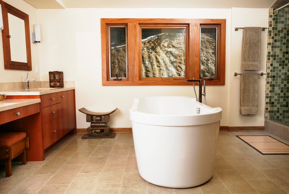 Exempel på ett stort asiatiskt en-suite badrum, med släta luckor, ett fristående badkar, keramikplattor, kalkstensgolv och bänkskiva i kvartsit