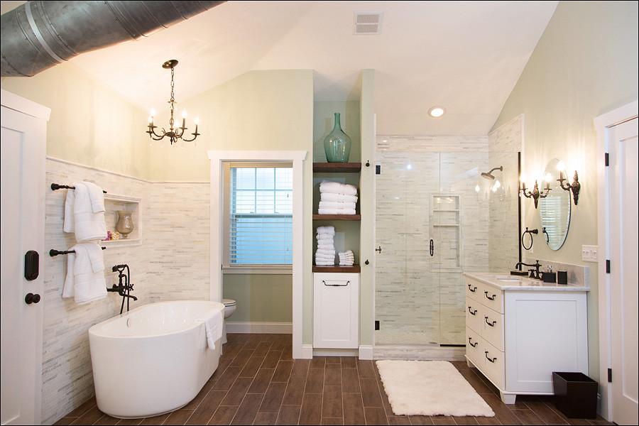 На фото: большая главная ванная комната в стиле неоклассика (современная классика) с фасадами в стиле шейкер, белыми фасадами, отдельно стоящей ванной, душем в нише, раздельным унитазом, серой плиткой, удлиненной плиткой, зелеными стенами, темным паркетным полом, врезной раковиной, коричневым полом, душем с распашными дверями и серой столешницей