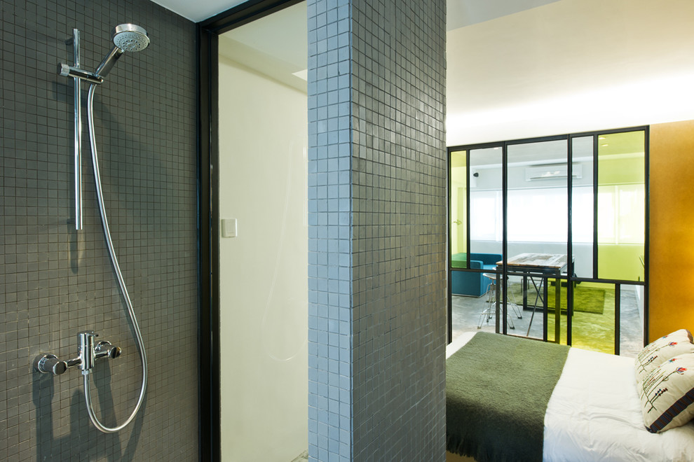 Modelo de cuarto de baño urbano con ducha abierta y ducha abierta