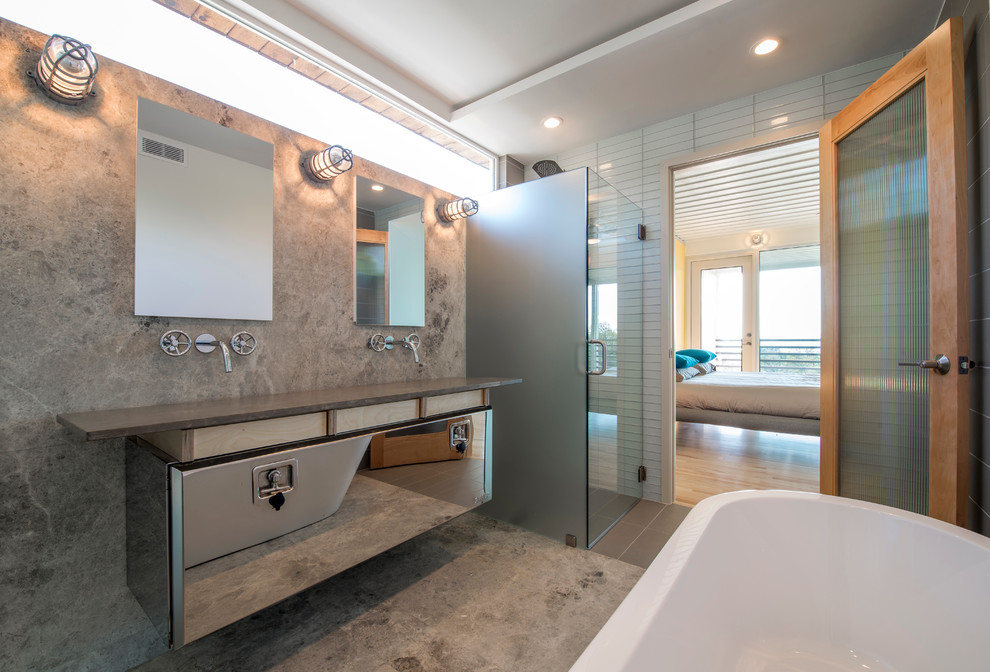 Пример оригинального дизайна: главная ванная комната в современном стиле с плоскими фасадами, душем без бортиков и серыми стенами