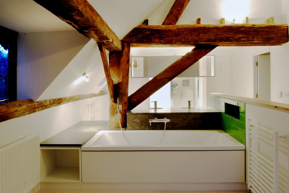 На фото: ванная комната в современном стиле с плоскими фасадами, зеленой плиткой, стеклянной плиткой, накладной ванной, инсталляцией, врезной раковиной и желтыми стенами