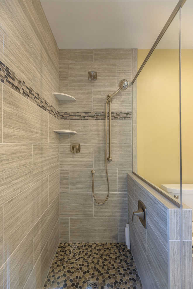 Esempio di una stanza da bagno con doccia classica con doccia alcova, piastrelle grigie, piastrelle multicolore e piastrelle in pietra