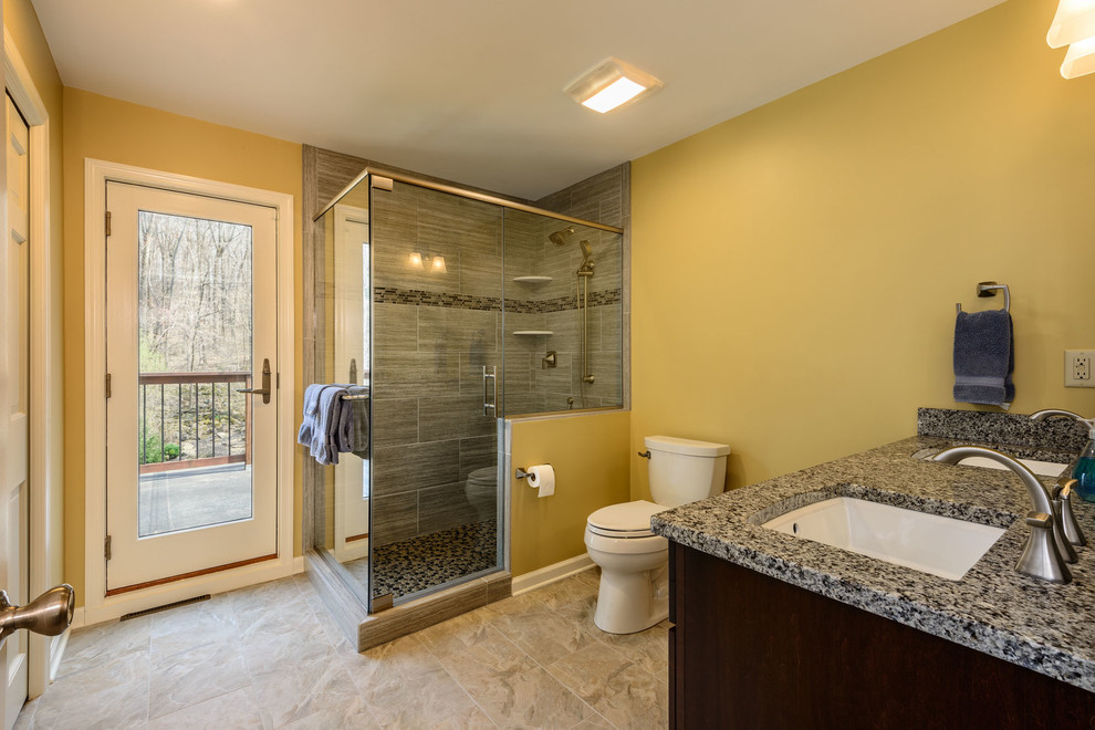 Foto di una stanza da bagno con doccia classica con doccia alcova, piastrelle grigie, piastrelle multicolore e piastrelle in pietra