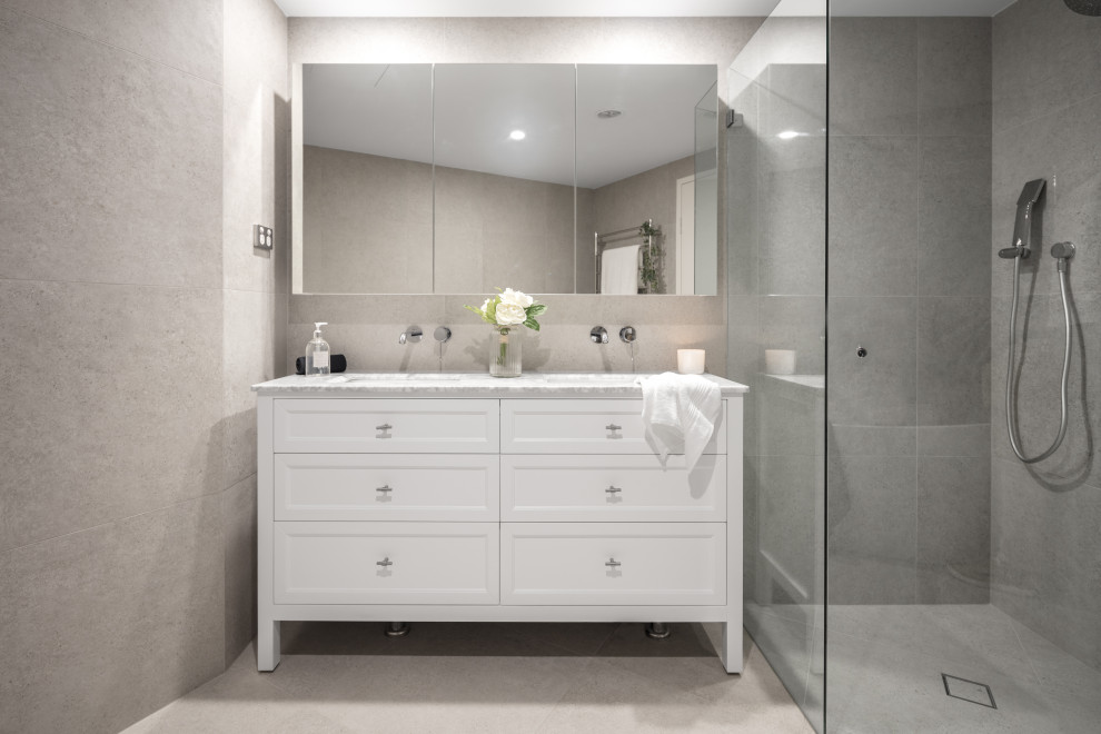 Mittelgroßes Shabby-Style Badezimmer En Suite mit Schrankfronten im Shaker-Stil, weißen Schränken, Eckdusche, grauen Fliesen, Unterbauwaschbecken, Falttür-Duschabtrennung, Doppelwaschbecken und freistehendem Waschtisch in Sydney