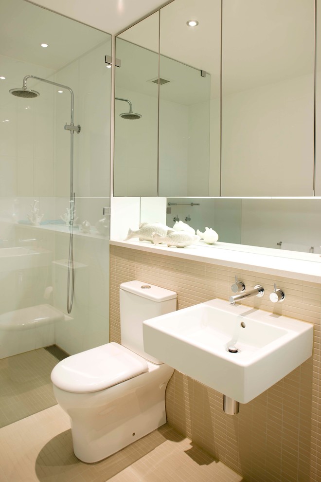 Источник вдохновения для домашнего уюта: ванная комната в современном стиле с подвесной раковиной, бежевой плиткой и душем без бортиков