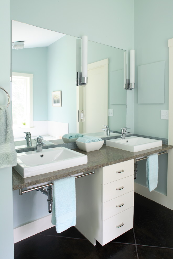 Источник вдохновения для домашнего уюта: ванная комната в современном стиле с настольной раковиной, плоскими фасадами, белыми фасадами, серой плиткой и коричневой столешницей