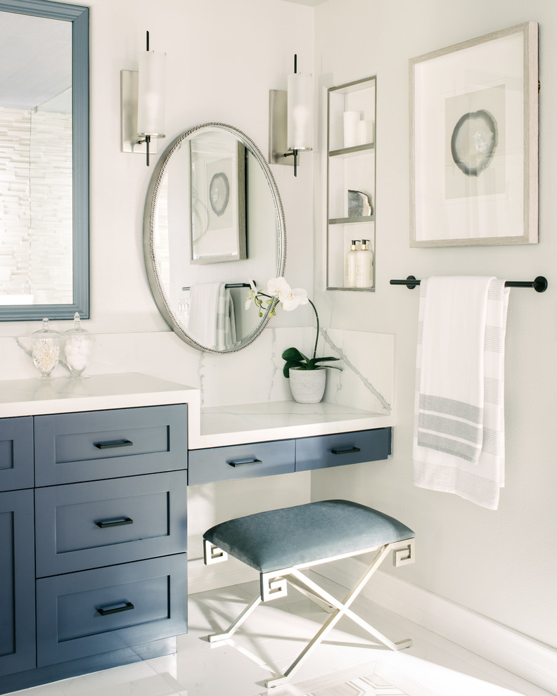 Пример оригинального дизайна: главная ванная комната среднего размера в стиле неоклассика (современная классика) с фасадами в стиле шейкер, синими фасадами, полновстраиваемой ванной, угловым душем, мраморной плиткой, серыми стенами, мраморным полом, врезной раковиной, столешницей из искусственного кварца, душем с распашными дверями, белой столешницей и белым полом