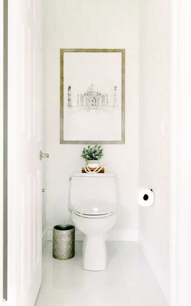 Inspiration pour un WC et toilettes traditionnel de taille moyenne avec un placard à porte shaker, des portes de placard bleues, du carrelage en marbre, un mur gris, un sol en marbre, un lavabo encastré, un plan de toilette en quartz modifié, un plan de toilette blanc et un sol blanc.