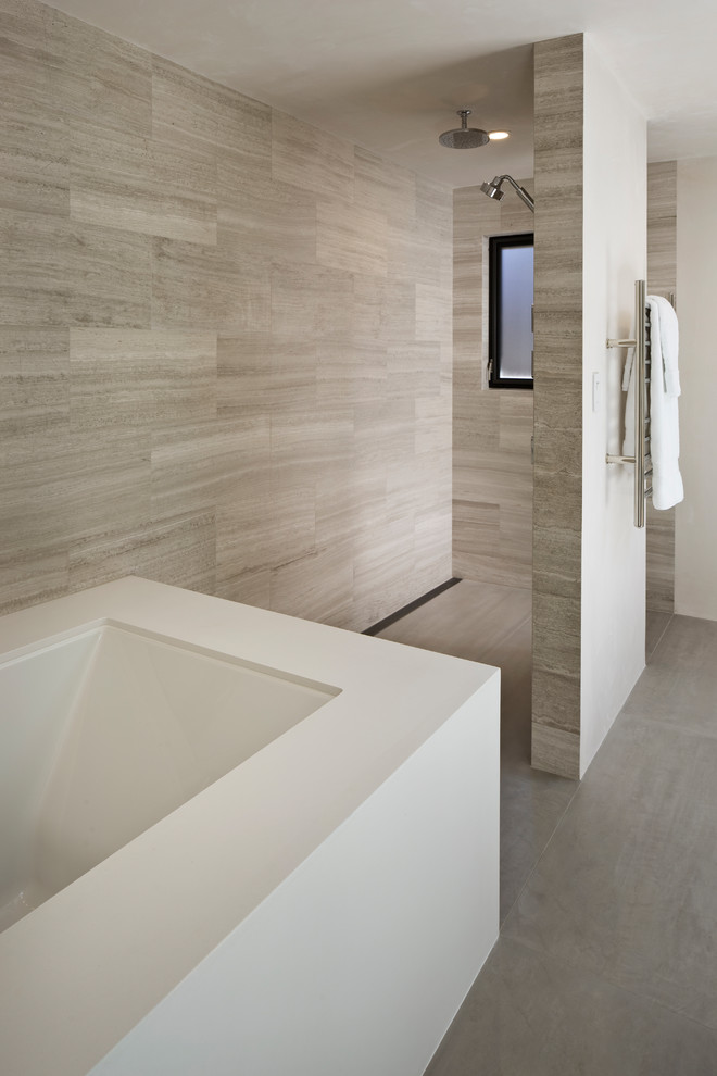 На фото: большая главная ванная комната в стиле модернизм с полновстраиваемой ванной, угловым душем, коричневой плиткой, керамогранитной плиткой, коричневыми стенами, полом из керамогранита, серым полом и открытым душем с