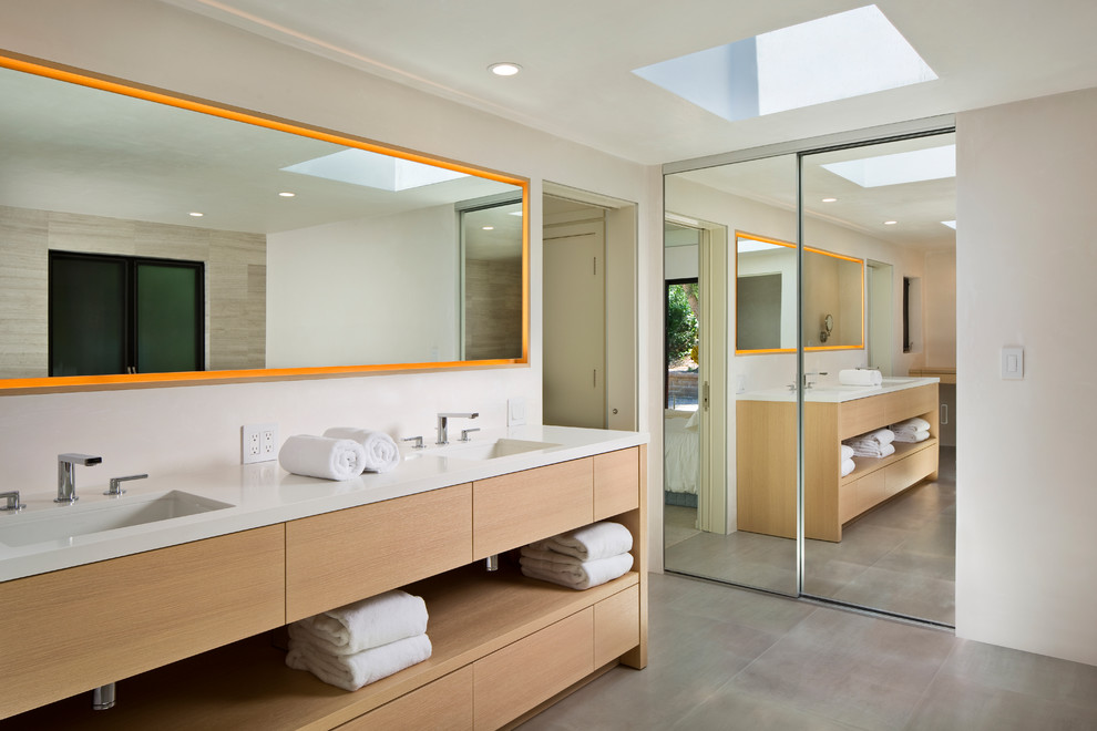 Свежая идея для дизайна: большая главная ванная комната в стиле модернизм с плоскими фасадами, светлыми деревянными фасадами, белыми стенами, полом из керамогранита, врезной раковиной и серым полом - отличное фото интерьера