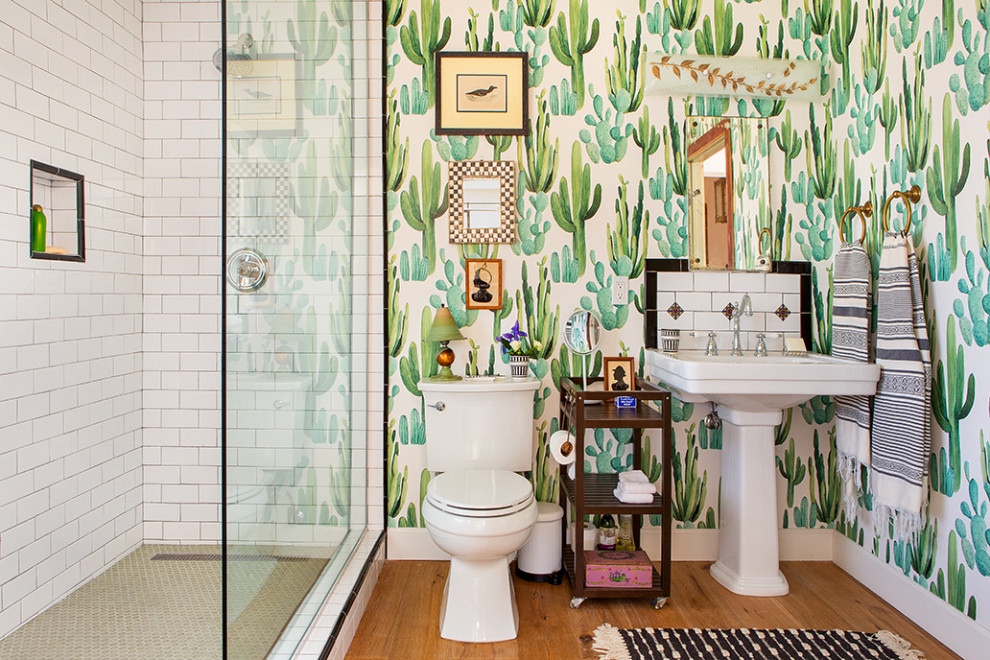 Inspiration för stora eklektiska en-suite badrum, med en öppen dusch, en toalettstol med separat cisternkåpa, vit kakel, tunnelbanekakel, flerfärgade väggar, klinkergolv i keramik, ett piedestal handfat, grönt golv och med dusch som är öppen