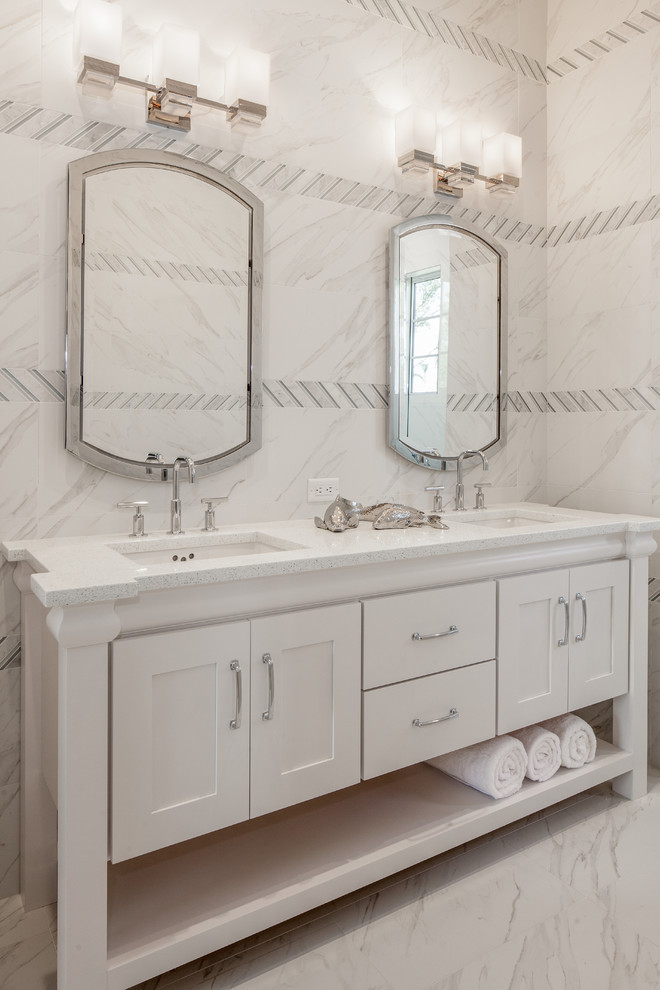 Diseño de cuarto de baño tradicional renovado con armarios estilo shaker, puertas de armario blancas, paredes grises, lavabo bajoencimera, suelo gris y encimeras blancas
