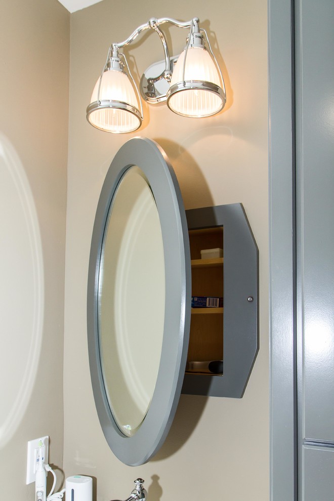 Идея дизайна: главная ванная комната среднего размера в стиле неоклассика (современная классика) с серыми фасадами, врезной раковиной, фасадами островного типа, бежевыми стенами и мраморной столешницей