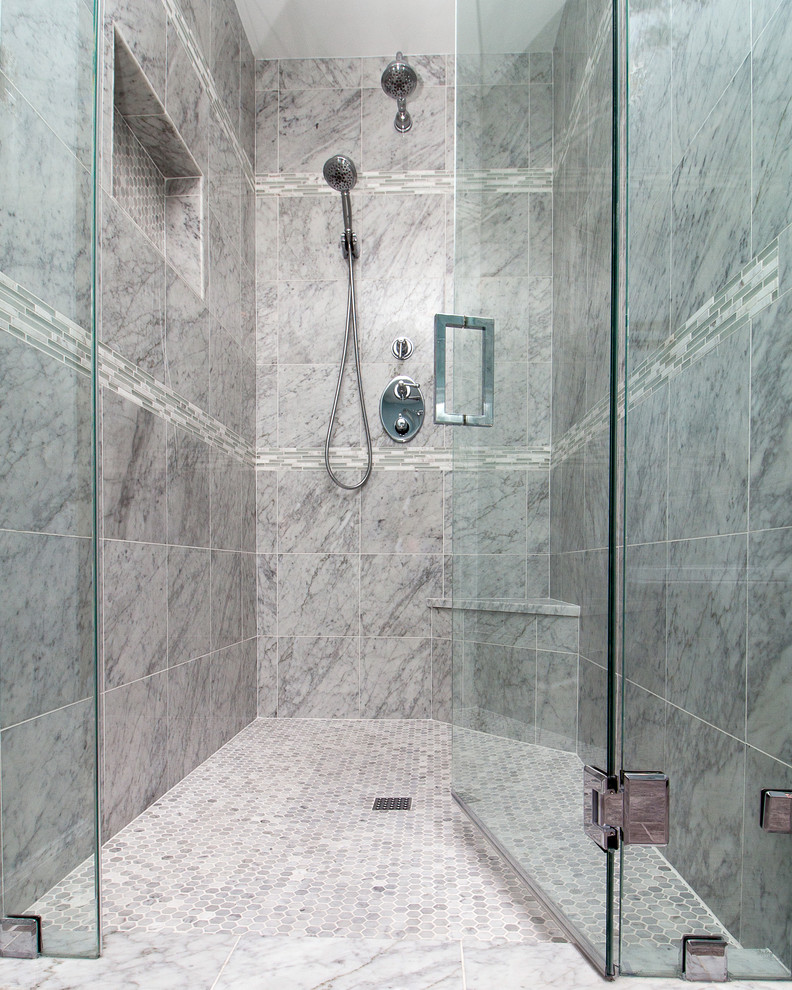 Foto de cuarto de baño principal tradicional renovado grande con ducha empotrada, baldosas y/o azulejos grises, baldosas y/o azulejos en mosaico y suelo de mármol