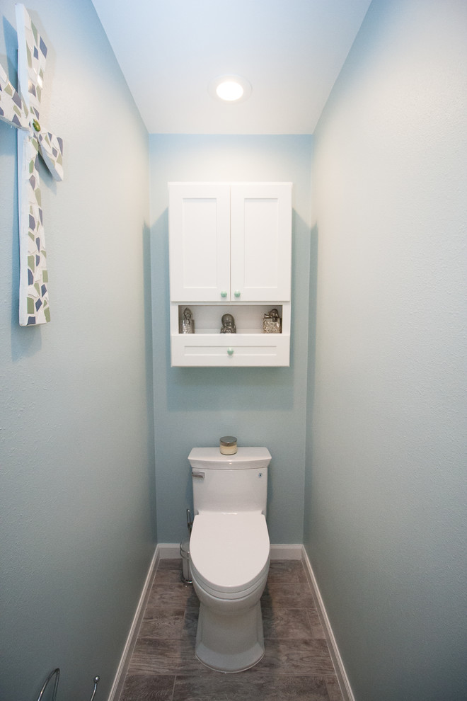 Пример оригинального дизайна: большой туалет в стиле неоклассика (современная классика) с мраморным полом, фасадами в стиле шейкер, белыми фасадами, унитазом-моноблоком и синими стенами