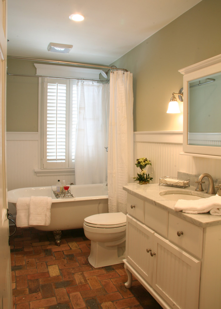 Exemple d'une petite salle d'eau nature avec un lavabo encastré, des portes de placard blanches, un plan de toilette en marbre, une baignoire sur pieds, WC séparés, un carrelage multicolore et un mur vert.