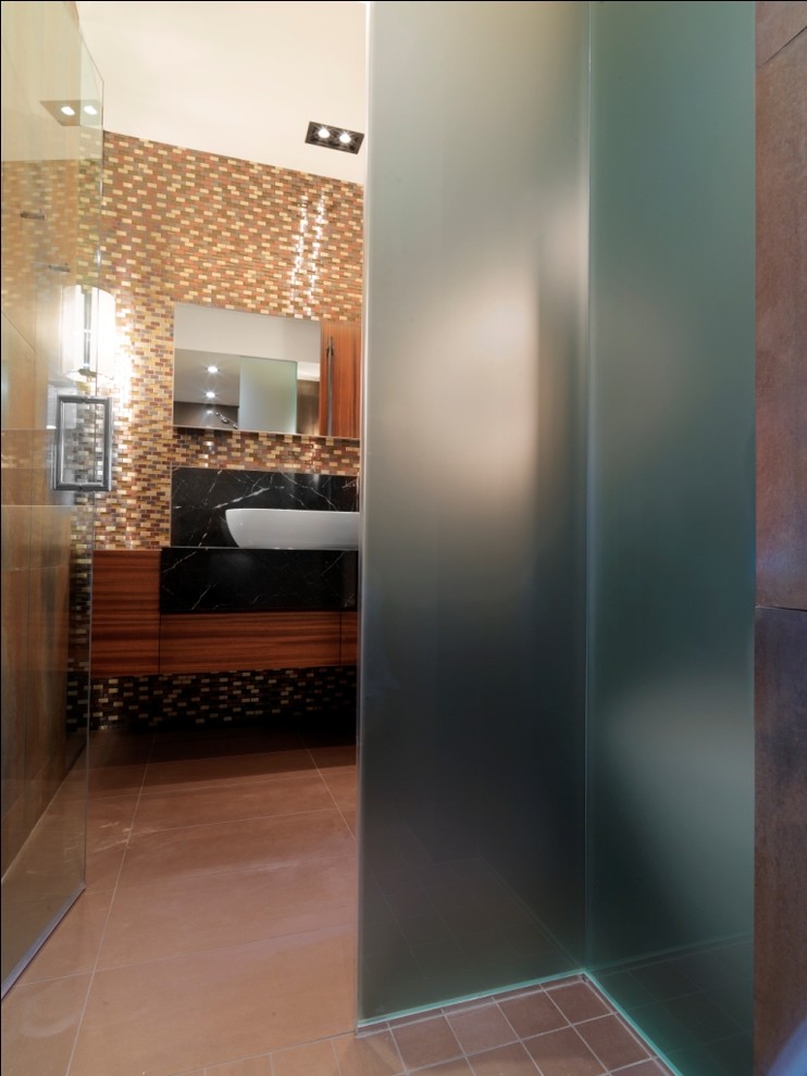 Стильный дизайн: ванная комната в стиле рустика с настольной раковиной и разноцветной плиткой - последний тренд