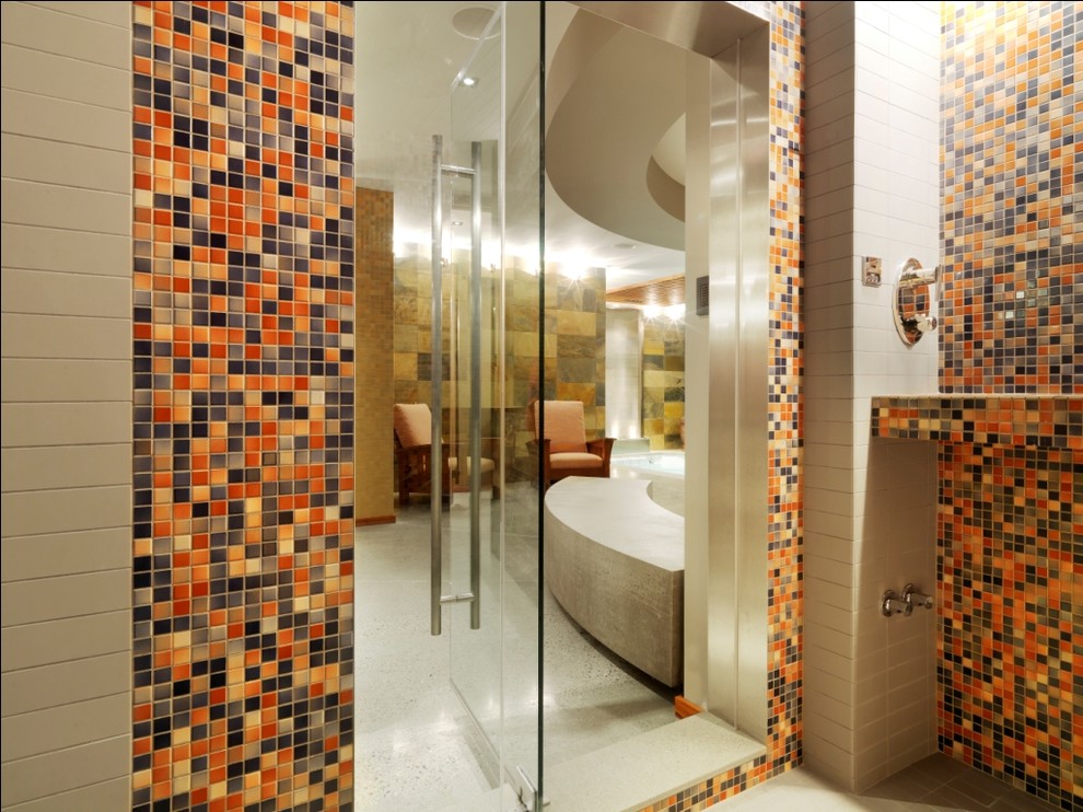 Cette image montre une salle de bain chalet avec mosaïque.