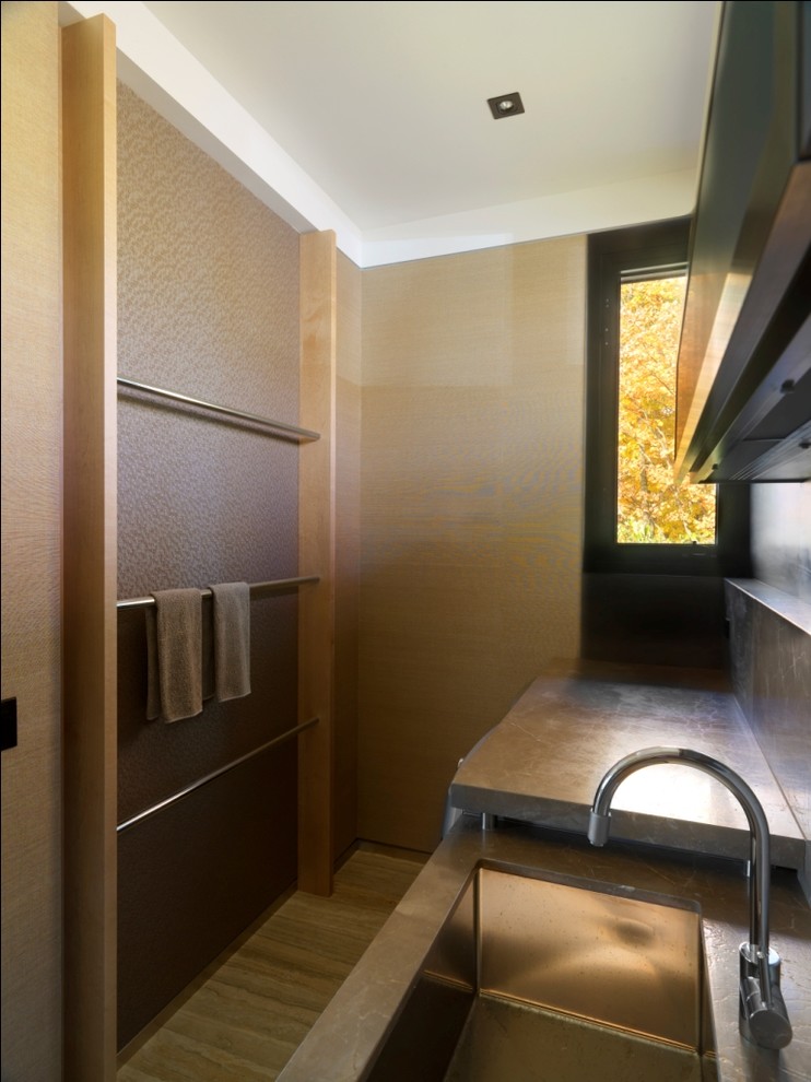 Exemple d'une grande salle de bain tendance avec un placard à porte plane, des portes de placard beiges et un mur beige.