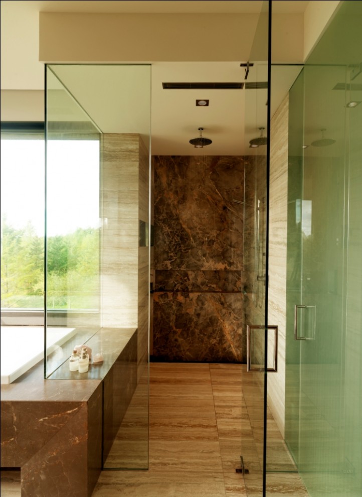Cette image montre une très grande salle de bain principale minimaliste avec un placard à porte plane, des portes de placard marrons, une baignoire posée, une douche d'angle, WC séparés, un sol en bois brun, un lavabo encastré et aucune cabine.