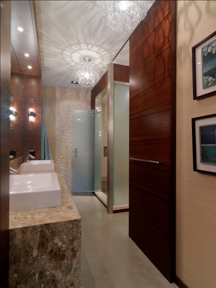 Cette image montre une salle de bain chalet avec un plan de toilette en marbre et une vasque.