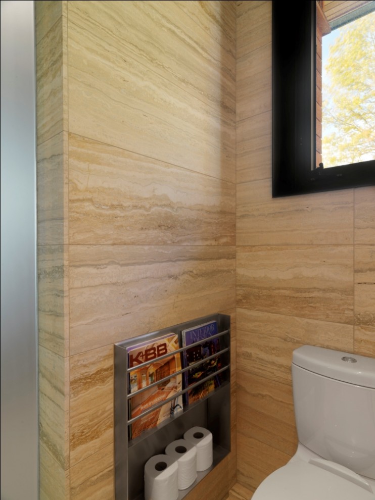 Mittelgroßes Uriges Duschbad mit Steinfliesen, Toilette mit Aufsatzspülkasten und beiger Wandfarbe in Burlington