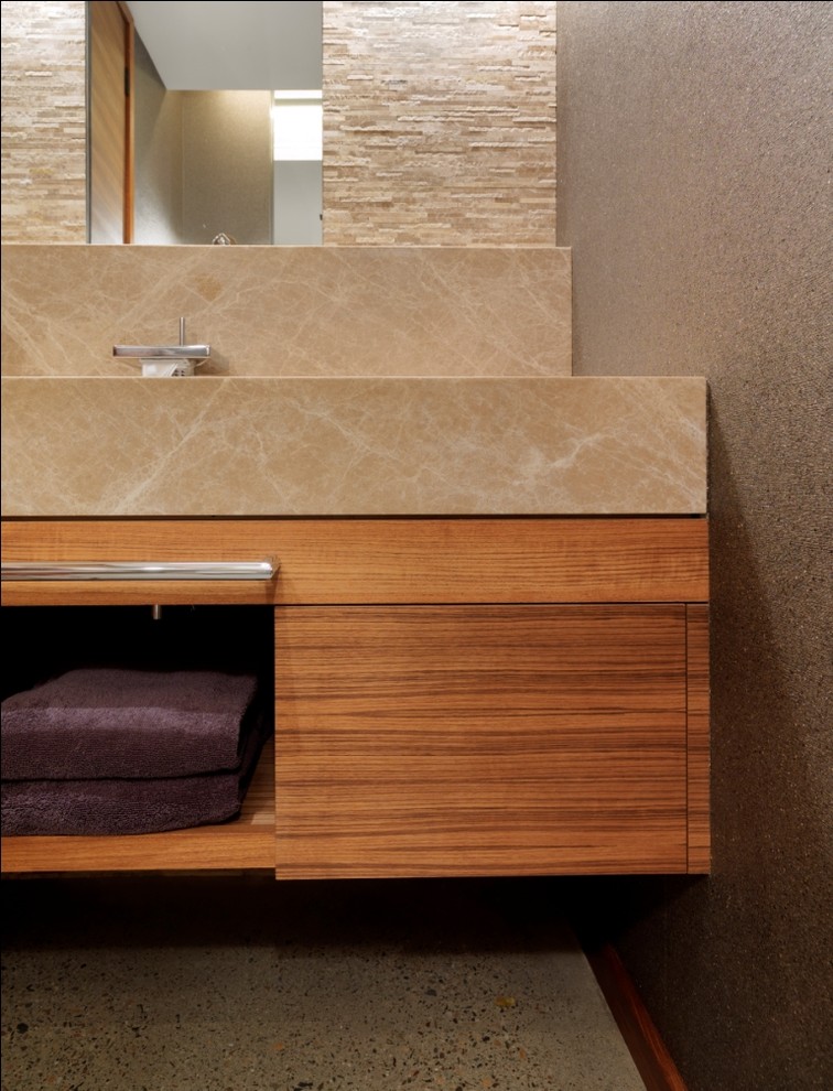 Rustikales Badezimmer mit hellbraunen Holzschränken und Steinwänden in Burlington