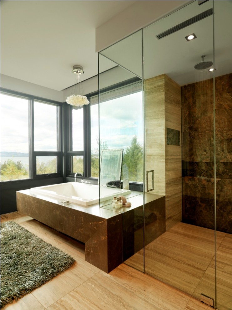 Idée de décoration pour une très grande salle de bain principale chalet avec une baignoire posée, un placard à porte plane, des portes de placard marrons, une douche d'angle, WC séparés, un sol en bois brun, un lavabo encastré et aucune cabine.