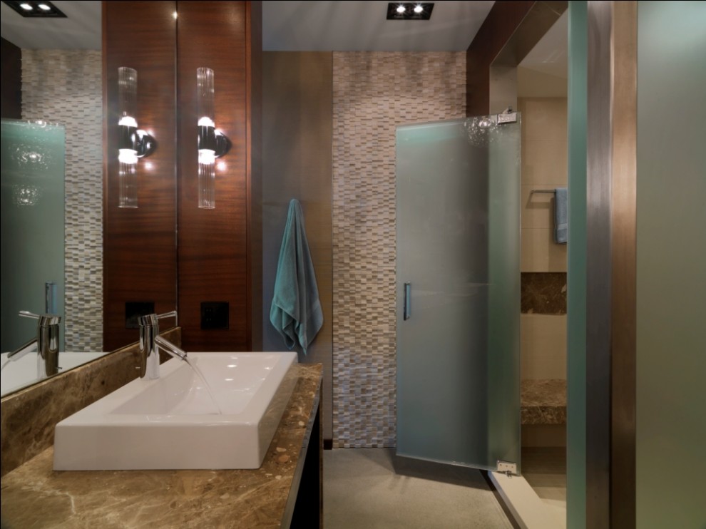 Diseño de cuarto de baño rural con baldosas y/o azulejos en mosaico y lavabo sobreencimera