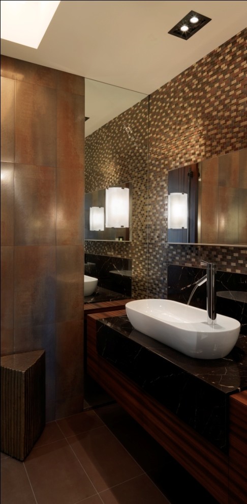 Foto de cuarto de baño rústico con baldosas y/o azulejos en mosaico y lavabo sobreencimera