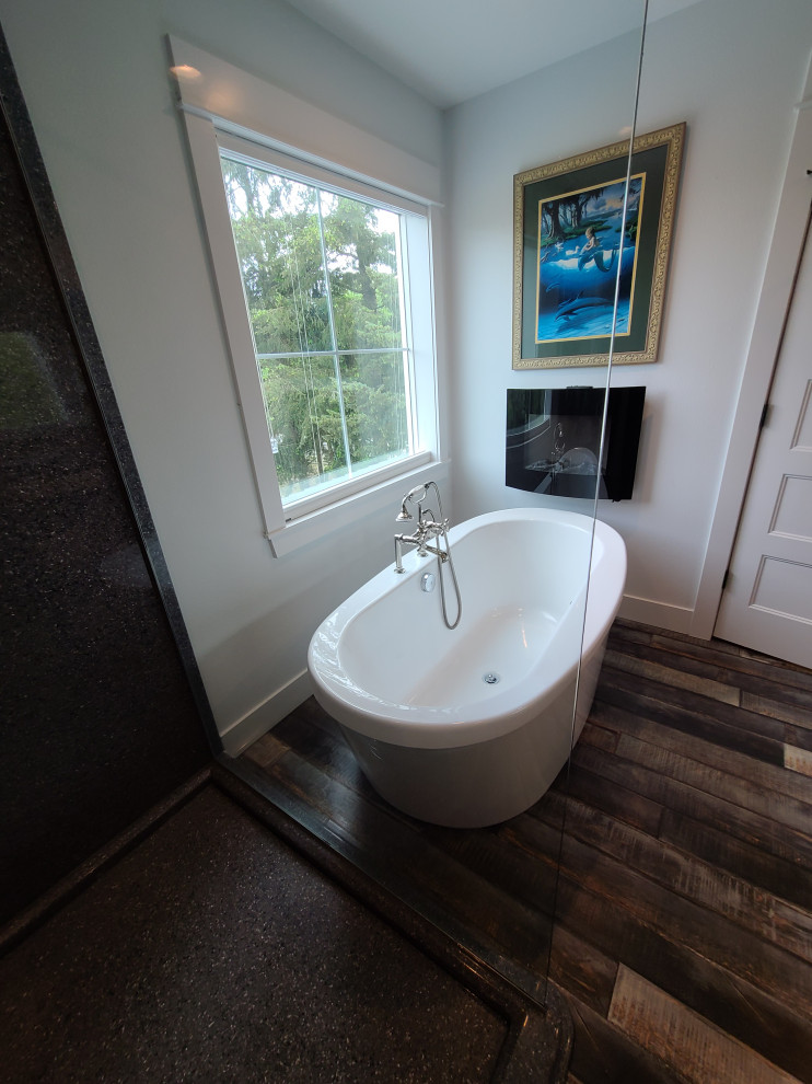 Inredning av ett lantligt mellanstort grå grått en-suite badrum, med skåp i shakerstil, skåp i mörkt trä, en hörndusch, vita väggar, vinylgolv, ett integrerad handfat, bänkskiva i akrylsten, brunt golv och med dusch som är öppen