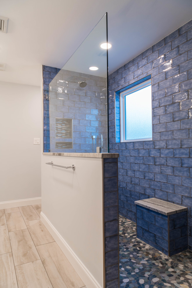 Свежая идея для дизайна: главная ванная комната среднего размера в морском стиле с фасадами с утопленной филенкой, белыми фасадами, открытым душем, унитазом-моноблоком, синей плиткой, керамической плиткой, серыми стенами, полом из керамогранита, врезной раковиной, столешницей из гранита, белым полом и открытым душем - отличное фото интерьера