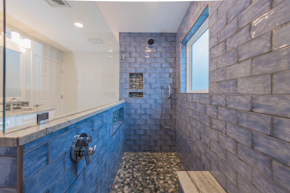 Exempel på ett mellanstort maritimt en-suite badrum, med luckor med infälld panel, vita skåp, en öppen dusch, en toalettstol med hel cisternkåpa, blå kakel, keramikplattor, grå väggar, klinkergolv i porslin, ett undermonterad handfat, granitbänkskiva, vitt golv och med dusch som är öppen